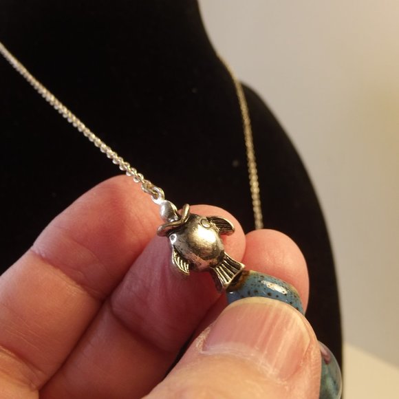 Vintage NRT Necklace - Avon - Blue & Green Glass Sea Turtle Fish Ocean Theme - Picture 3 of 7